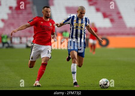 Lisbonne, Portugal. 6 mai 2021. Haris Seferovic de SL Benfica (L) est en compagnie de Pepe du FC Porto lors du match de football de la Ligue portugaise entre SL Benfica et le FC Porto au stade Luz à Lisbonne, Portugal, le 6 mai 2021. Crédit : Pedro Fiuza/ZUMA Wire/Alay Live News Banque D'Images