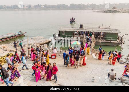 GUWAHATI, INDE - 31 JANVIER 2017 : personnes embarquant un bateau sur l'île de Peacock Umananda dans le fleuve Brahmaputra près de Guwahati, Inde Banque D'Images