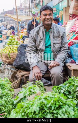 GUWAHATI, INDE - 31 JANVIER 2017 : vendeur de légumes sur un marché à Guwahati, Inde Banque D'Images