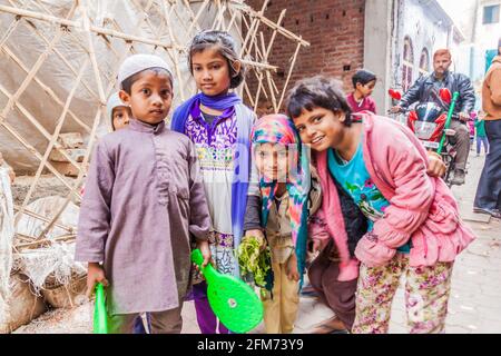 LUCKNOW, INDE - 3 FÉVRIER 2017 : enfants locaux à Lucknow, État de l'Uttar Pradesh, Inde Banque D'Images