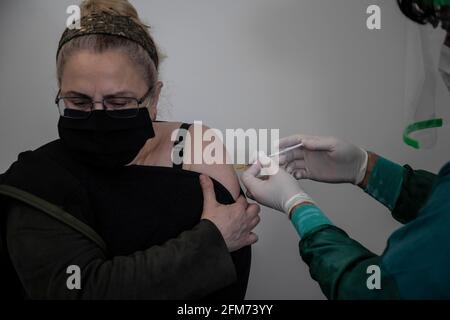 Istanbul, Turquie. 6 mai 2021. Une femme reçoit le vaccin COVID-19 à Istanbul, en Turquie, le 6 mai 2021. Plus de 10 millions de citoyens turcs ont reçu les deux doses du vaccin COVID-19 dans le cadre du programme national de vaccination en cours, dont les données du ministère de la Santé ont été publiées jeudi. Credit: Osman Orsal/Xinhua/Alay Live News Banque D'Images