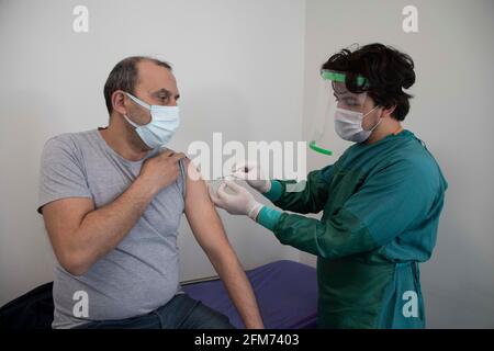 Istanbul, Turquie. 6 mai 2021. Un homme reçoit le vaccin COVID-19 à Istanbul, en Turquie, le 6 mai 2021. Plus de 10 millions de citoyens turcs ont reçu les deux doses du vaccin COVID-19 dans le cadre du programme national de vaccination en cours, dont les données du ministère de la Santé ont été publiées jeudi. Credit: Osman Orsal/Xinhua/Alay Live News Banque D'Images