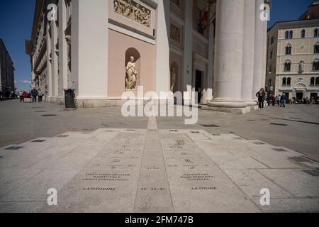Trieste, Italie. 3 mai 2021. Le cadran solaire sur le trottoir de la piazza della Borsa Banque D'Images