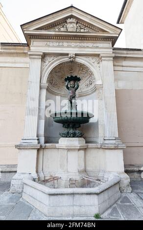 Fontaine de Charlemagne située dans le 4ème arrondissement de Paris en France. Installé à l'arrière-cour de l'église Saint-Paul-Saint-Louis à 1840. Paris. France. Banque D'Images