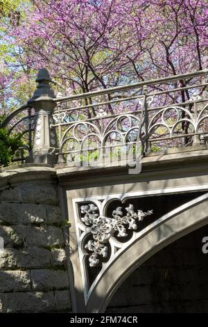 Le pont n° 27 de Central Park relie le Bridle Path à la piste de course à pied de New York, aux États-Unis Banque D'Images