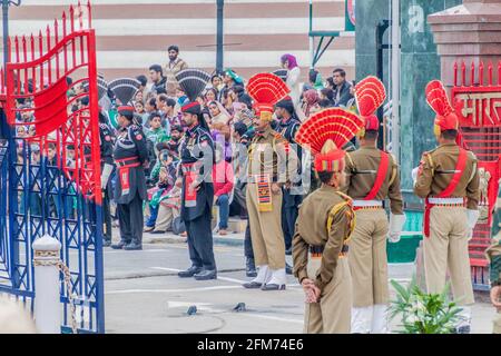 WAGAH, INDE - 26 JANVIER 2017 : gardes-frontières lors de la cérémonie militaire à la frontière entre l'Inde et le Pakistan à Wagah, au Punjab, Inde. Banque D'Images