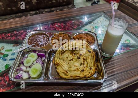 Plat traditionnel au Punjab Punjabi Thali , avec un verre de lassi, Amritsar, Inde Banque D'Images