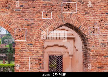 Trous de balle au site du massacre de Jallianwala Bagh à Amritsar, dans l'État du Pendjab, en Inde Banque D'Images