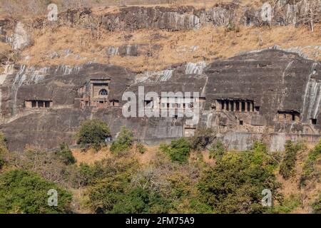 Vue sur Ajanta, grottes bouddhistes sculptées dans une falaise, état de Maharasthra, Inde Banque D'Images