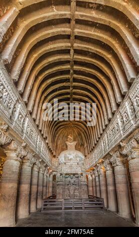 AJANTA, INDE - 6 FÉVRIER 2017 : salle de prière de chaitya , grotte 26, sculptée dans une falaise à Ajanta, État de Maharasthra, Inde Banque D'Images