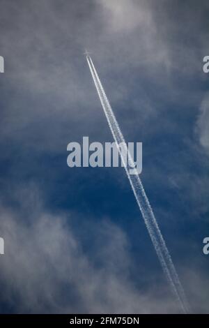 Un avion à réaction de passager quitte un sentier contrail ou Vapor alors qu'il survole le Nouveau-Mexique, aux États-Unis. Banque D'Images