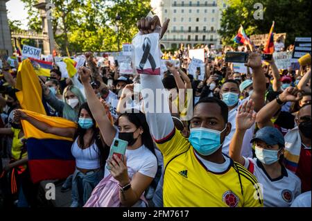 Madrid, Espagne. 06e mai 2021. Des manifestants se levant la main lors d'une manifestation en faveur du peuple colombien et contre la violence dans leur pays d'origine. Avec un équilibre d'au moins 40 morts et plus de 800 blessés en raison d'accusations de police, lors des manifestations en Colombie contre la réforme fiscale du gouvernement d'Ivan Duque, les Colombiens résidents de Madrid sont descendus dans la rue pour protester contre le président Ivan Duque. Credit: Marcos del Mazo/Alay Live News Banque D'Images