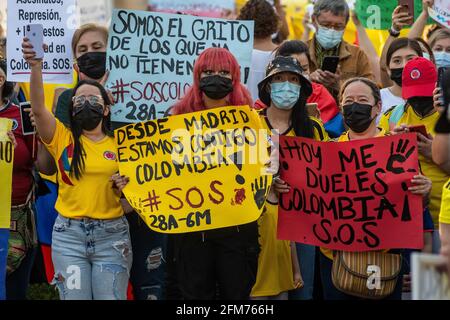 Madrid, Espagne. 06e mai 2021. Des manifestants portant des pancartes lors d'une manifestation en faveur du peuple colombien et contre la violence dans leur pays d'origine. Avec un équilibre d'au moins 40 morts et plus de 800 blessés en raison d'accusations de police, lors des manifestations en Colombie contre la réforme fiscale du gouvernement d'Ivan Duque, les Colombiens résidents de Madrid sont descendus dans la rue pour protester contre le président Ivan Duque. Credit: Marcos del Mazo/Alay Live News Banque D'Images