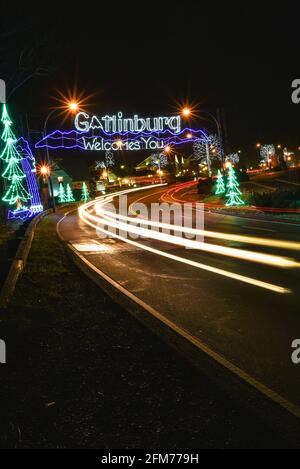 Vue nocturne de l'entrée décorée du centre-ville de Gatlinburg avec des lumières de Noël, porte d'entrée du parc national des Great Smoky Mountains, TN, États-Unis Banque D'Images