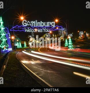 Vue nocturne de l'entrée décorée du centre-ville de Gatlinburg avec des lumières de Noël, porte d'entrée du parc national des Great Smoky Mountains, TN, États-Unis Banque D'Images