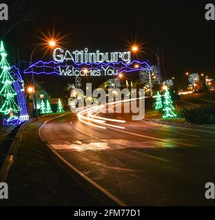 Vue nocturne de l'entrée décorée du centre-ville de Gatlinburg avec des lumières de Noël, porte d'entrée du parc national des Great Smoky Mountains, TN, États-Unis Banque D'Images