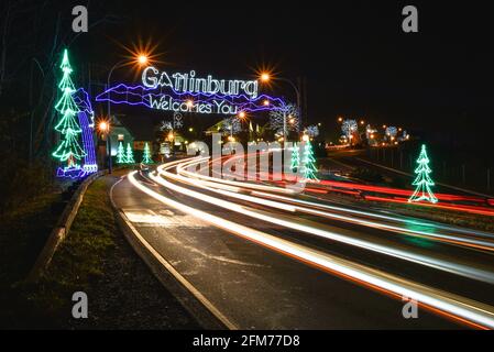 Vue nocturne de l'entrée décorée du centre-ville de Gatlinburg avec des lumières de Noël, porte d'entrée du parc national des Great Smoky Mountains, TN, États-Unis Banque D'Images