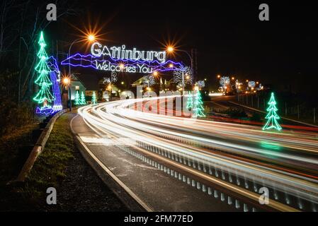 Vue nocturne de l'entrée décorée du centre-ville de Gatlinburg avec des lumières de Noël, porte d'entrée du parc national des Great Smoky Mountains, TN, États-Unis Banque D'Images