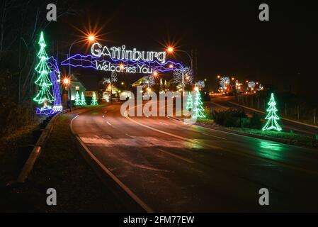 Vue nocturne de l'entrée décorée du centre-ville de Gatlinburg avec des lumières de Noël, porte d'entrée du parc national des Great Smoky Mountains, TN, États-Unis Banque D'Images