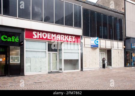 Magasins fermés et vides avec personne à la porte sur l'église rue dans le centre-ville pendant Covid 19 verrouiller Blackpool Lancashire Angleterre Royaume-Uni Banque D'Images