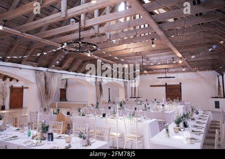 tabourets et chaises pour un mariage rustique de grange avec poutres de toit en montre Banque D'Images