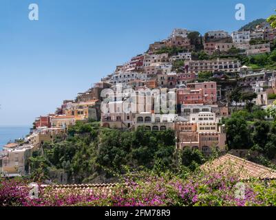 gros plan des fleurs de bougainvilliers et des maisons du village de positano sur la côte amalfitaine Banque D'Images