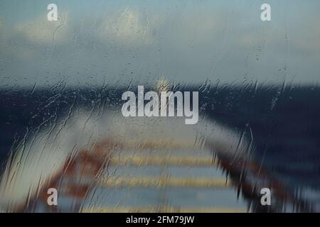 pluie jour gouttes de pluie réflexion sur la fenêtre Banque D'Images