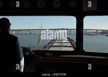 Le transporteur de vrac Panamax passe sous le pont Banque D'Images
