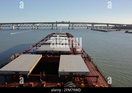 Le transporteur de vrac Panamax passe sous le pont Banque D'Images