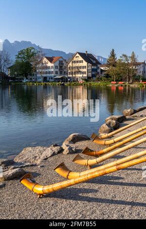 L'instrument de musique Alphorn ou alpenhorn ou corne alpine est un latrophone, composé d'une corne naturelle en bois de plusieurs mètres de long et de forme conique Banque D'Images