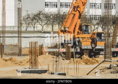 Le mécanisme de levage de l'équipement industriel de la grue sur le chantier. Banque D'Images