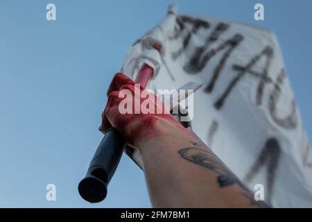 Madrid, Espagne. 06e mai 2021. Un manifestant peint à la main en rouge est vu pendant la démonstration. Des milliers de Colombiens vivant à Madrid, en Espagne, se sont rassemblés au parc El Retiro dans le centre-ville de Madrid pour protester contre le président colombien, Ivan Duque et les violences de la police ces derniers jours, faisant au moins 24 morts et 87 disparus. (Photo de Guillermo Gutierrez Carrascal/SOPA Images/Sipa USA) crédit: SIPA USA/Alay Live News Banque D'Images