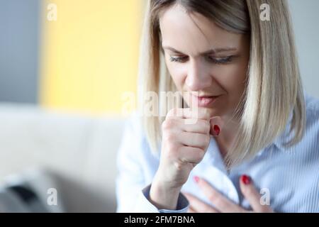 Portrait de la femme qui tousse de près Banque D'Images