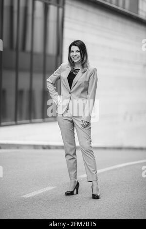 Photo verticale d'une femme caucasienne posant dans une entreprise costume Banque D'Images