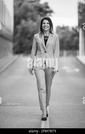 Photo verticale d'une femme caucasienne posant dans une entreprise costume Banque D'Images