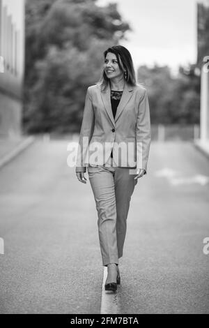 Photo verticale d'une femme caucasienne posant dans une entreprise costume Banque D'Images