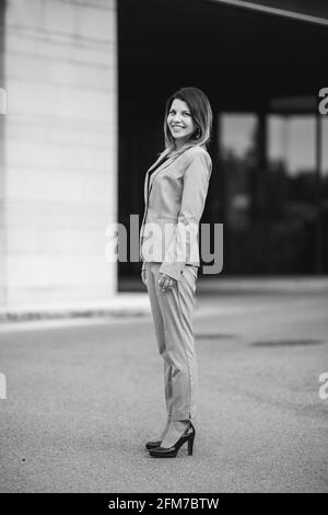 Photo verticale d'une femme caucasienne posant dans une entreprise costume Banque D'Images