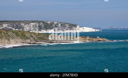 Peveril point, Foreland ou Handfast point et Old Harry Rock au loin, vu de Durston Head, Purbeck, Dorset. Bournemouth dans l'extrême dista Banque D'Images