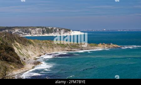 Peveril point vu de près de Durston Head avec Swanage Bay, Foreland ou Handfast point et Old Harry Rock au loin, Purbeck, Dorset. Bournemo Banque D'Images