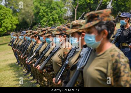 San Salvador, El Salvador. 06e mai 2021. Des femmes soldats s'alignent pour effectuer des exercices militaires.le 7 mai, El Salvador célèbre la journée du soldat salvadorien; les forces armées salvadoriennes ont été fondées en 1824. Actuellement, 194 femmes sont en train d'entrer dans les rangs des forces armées. (Photo de Camilo Freedman/SOPA Images/Sipa USA) crédit: SIPA USA/Alay Live News Banque D'Images