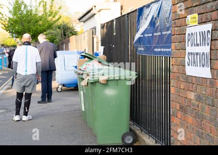 Les gens font la queue devant le bureau de vote pour les élections britanniques 2021, le 6 mai "Super jeudi", un monstre électoral Banque D'Images