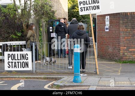 les électeurs de greenwich font la queue au bureau de vote pour les élections britanniques de 2021, le 6 mai. « Super jeudi », un monstre électoral, l’Angleterre Banque D'Images