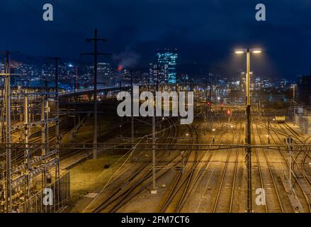 Gare centrale de Zurich la nuit. Desservant jusqu'à 2,915 trains par jour, la gare centrale de Zurich est l'une des gares ferroviaires les plus fréquentées au monde. Banque D'Images