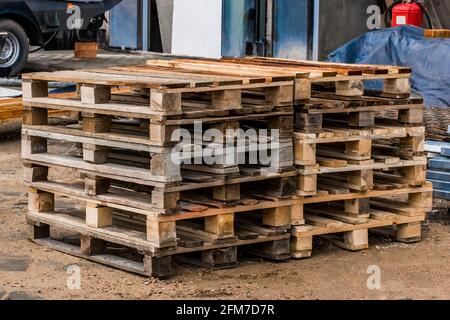 Stockage de vieilles palettes en bois dans un entrepôt sur un chantier de construction, gros plan Banque D'Images