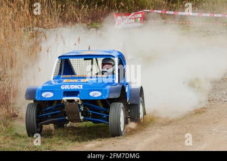 2021 Championnat italien de vitesse Offroad : voiture de course à Solignano, Italie. Banque D'Images