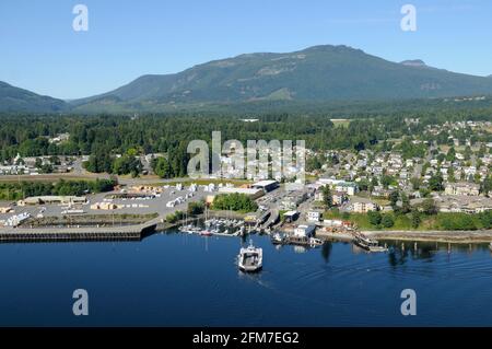 BC Ferry Kuper approchant du terminal de ferry de Chemainus. Le quai du gouvernement de Chemainus et la division de produits forestiers de l'Ouest Chemainus sont situés Banque D'Images