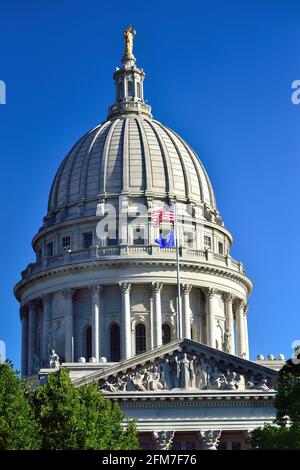 Madison, Wisconsin, États-Unis. Dôme du bâtiment du Capitole de l'État du Wisconsin, de style Renaissance romaine, avec la statue en bronze du « Wisconsin » au sommet. Banque D'Images