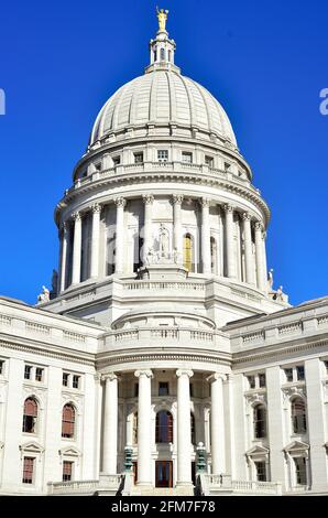 Madison, Wisconsin, USA. Le State Capitol Building et le dôme avec le bronze de la statue "Wisconsin" sur le dessus. Banque D'Images