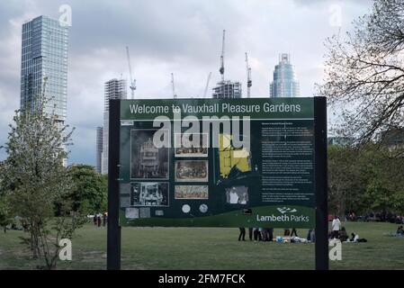 Un panneau à l'entrée de Vauxhall Pleasure Gardens dans le sud de Londres, et mentionné par le plus cher Samuel Pepys en 1662 Banque D'Images