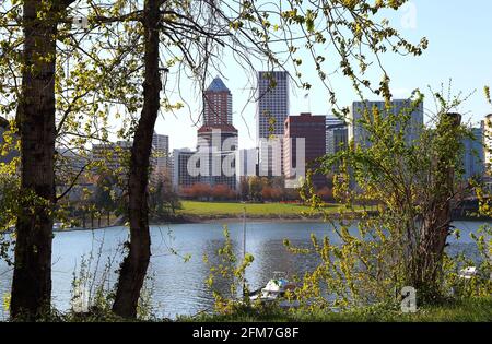 Portland, Oregon - vue vers l'ouest sur la rivière Willamette en direction du centre-ville Banque D'Images